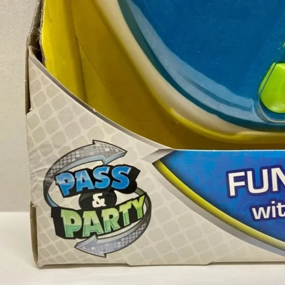 Hasbro Trivial Pursuit Hints Electronic Handheld Travel Game‎ Sealed